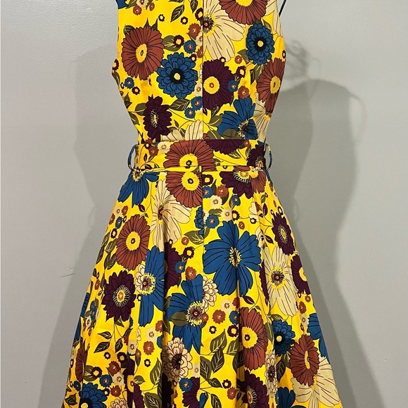 Yellow flowered women’s dress. Size Small. Stretchy. Has pockets. - Picture 2 of 4